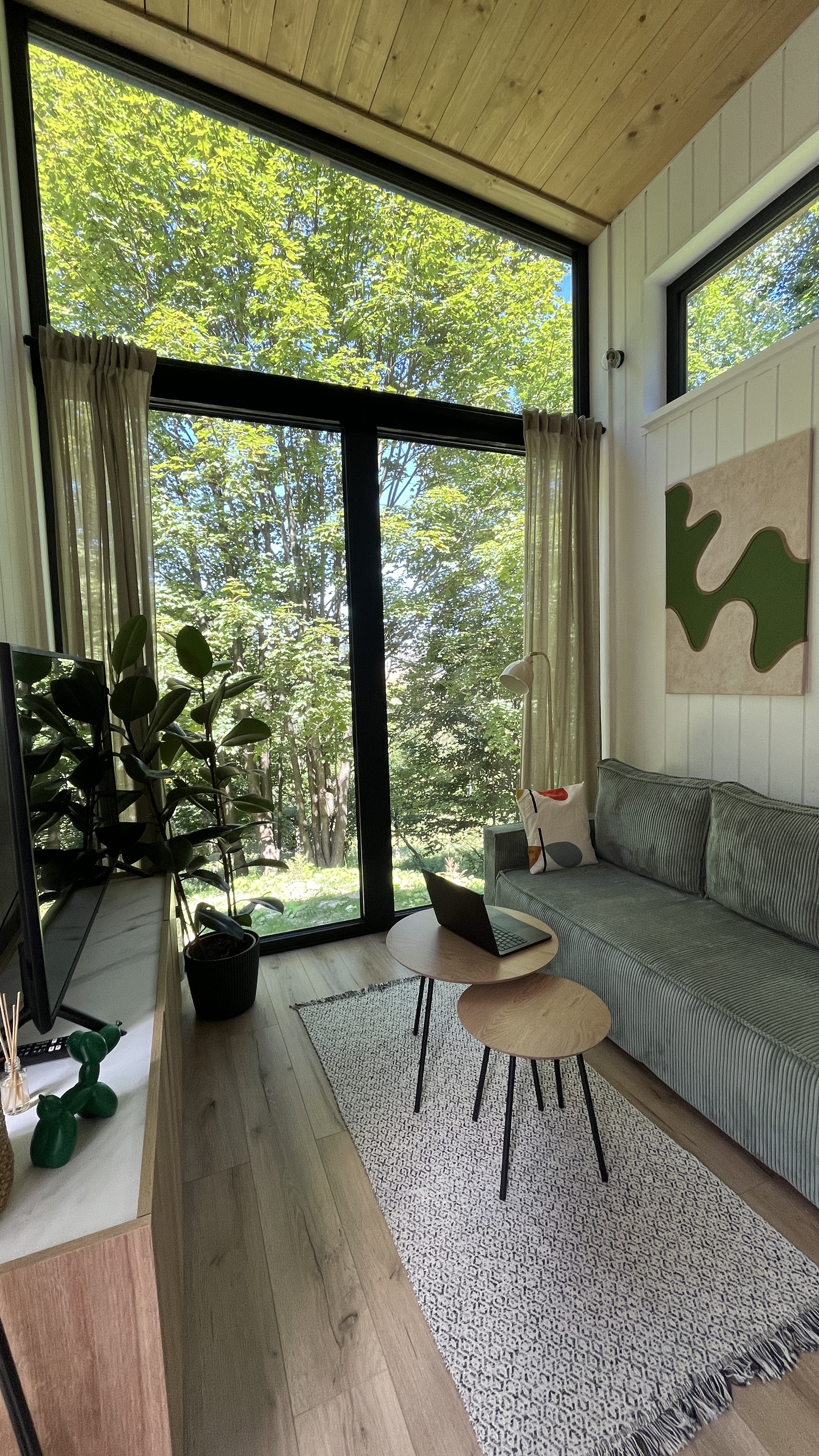 Interiér tiny housu MIMO s výhľadom do lesa